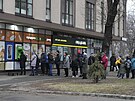 Obyvatelé Kyjeva vybírají peníze z bankomatu. (24. února 2022)