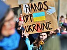 Tisíce lidí se sely na demonstraci proti ruské invazi na Ukrajinu. (27. února...
