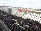 Desítky tisíc lidí na Václavském námstí v Praze protestují proti ruské invazi...