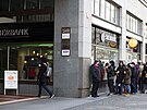 Fronty u poboky Sberbank v Praze na Píkopech. (25. února 2022)