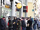 Fronty u poboky Sberbank v Praze na Píkopech. (25. února 2022)