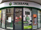 Posprejovaná poboka Sberbank v Praze na Andlu. (26. února 2022)