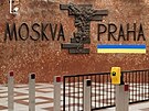 Ukrajinsk vlajka pod mozaikou Moskva - Praha ve stanici praskho metra Andl....