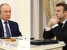 Ruský prezident Vladimir Putin a jeho francouzský Emmanuel Macron na jednání v...