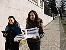 Demonstranti na protestu p�ed ruskou ambas�dou v Praze (24. �nora 2022)
