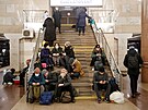 Lidé se ukrývají ve stanici kyjevského metra poté, co ruský prezident Vladimir...