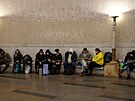 Lidé v Kyjev sedí na podlaze stanice metra, kterou pouívají jako protiletecký...