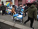Lidé se v Praze úastní sbírek na podporu Ukrajinc. Donáí obleení, hygienu i...