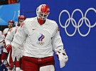 Ruský hokejový tým pivádí na led k olympijskému finále branká Ivan Fedotov.