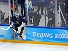Finský branká Harri Säteri pivádí na led svj tým ped startem olympijského...