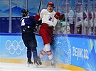 Finský obránce Mikko Lehtonen (4) dohrává ruského forvard Dmitrije Voronkova u...