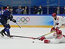 Ruský obránce Damir aripzjanov (43) padá do stely Fina Hannese Björninena...