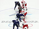 Úvodní buly olympijského finále hokejist mezi Finskem a Ruským olympijským...