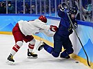 Ruský obránce Jegor Jakovlev vráí finského útoníka Mira Aaltonena (15) na...