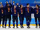 Fintí hokejisté se radují ze zisku zlatých olympijských medailí.