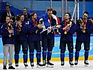 Fintí hokejisté se radují ze zisku zlatých olympijských medailí. S vlajkou...