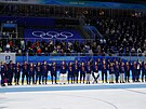 Fintí hokejisté u se zlatými olympijskými medailemi zpívají národní hymnu a...