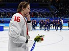 Zklamaný ruský útoník Plotnikov (16) se stíbrnou medailí. V pozadí slavící...