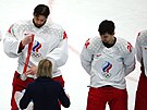 Ruský hokejový branká Ivan Fedotov si po prohraném olympijském finále pebírá...