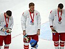 Zklamaní rutí hokejisté. Zleva Sergej Tlegin, Sergej Andronov a Pavel...