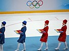 ínské hostesky se zlatými medailemi na hokejovém ceremoniálu bezprostedn po...
