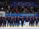 Fintí hokejisté si bhem ceremoniálu po vítzství v olympijském finále s...