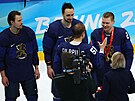 Zkuený kapitán finských hokejist Valtteri Fillpula (51) pedává svým...