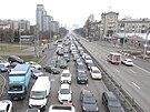 Lidé se snaí hromadn opoutt hlavní msto Ukrajiny Kyjev. (24. února 2022)