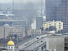 Kou a plameny stoupají u vojenské budovy po zjevném ruském úderu v Kyjev na...