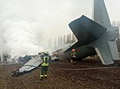 Záchranái na míst havárie letounu Antonov ukrajinských ozbrojených sil, který...