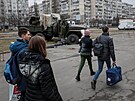 Lidé opoutjí Kyjev poté, co Rusko zahájilo masivní vojenskou operaci proti...
