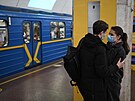 Obyvatelé Kyjeva se ped nálety ukrývají v metru, mezi lidmi vládne strach....