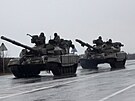 Ukrajinské tanky míí do msta Mariupol. (24. 2. 2022)
