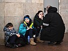 Kyjevské metro poslouilo rodinám i jednotlivcm k úkrytu ped ruským...