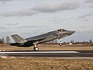 Letoun F-35 pistává v litevském iauliai