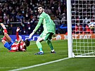 Branká� David De Gea (Manchester United) sleduje, jak hlavi�ka Joaa Félixe z...