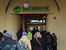 Fronta klient ped bankou Sberbank v eských Budjovicích