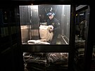 Policista pomáhá s nakládáním pikrývek pro ukrajinské uprchlíky