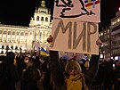 Na Václavském námstí v Praze se selo asi 200 lidí, aby protestovali proti...
