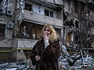 Ukrajinská ena pláe ped zdevastovaným kyjevským domem, kde bydlí. (25. února...