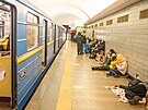 Obyvatele Kyjeva se ukrývají v metru. (25. února 2022)
