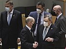 Lídi EU na summitu v sídle Evropské rady v Bruselu. Zleva rumunský prezident...