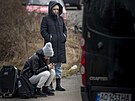 Lidé prchající z Ukrajiny strávili na hranicích se Slovenskem nkolik hodin, na...