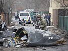 Ukrajinský voják kontroluje zbytky sesteleného letadla v Kyjev. (26. února...