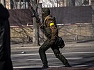 Ukrajinský voják v ulicích Kyjeva (26. února 2022)