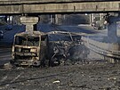Ukrajinský voják u výbuchu vojenského vozidla v ulicích Kyjeva (26. února 2022)