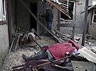 Tlo mrtvé eny, která zahynula pi útocích v Doncku  (25. února 2022)