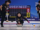 Japonka Sacuki Fujisawaová bhem curlingového finále na hrách v Pekingu.