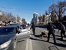 Ukrajintí policisté kontrolují podezelého v Kyjev bhem ruské invaze. (28....