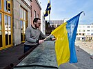 Na budov magistrátu vlaje ukrajinská vlajka (únor 2022)